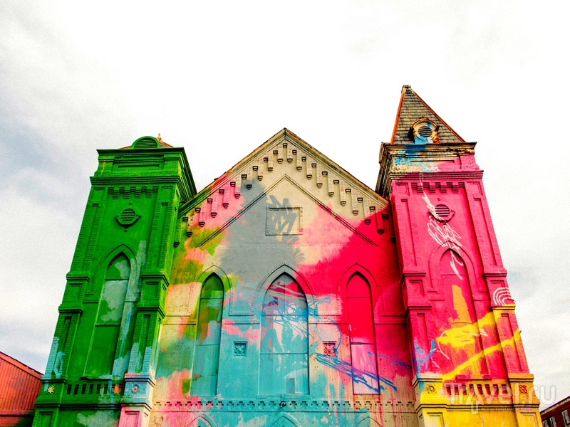 Красочные фасады церкви Friendship Baptist в Вашингтоне, США / США