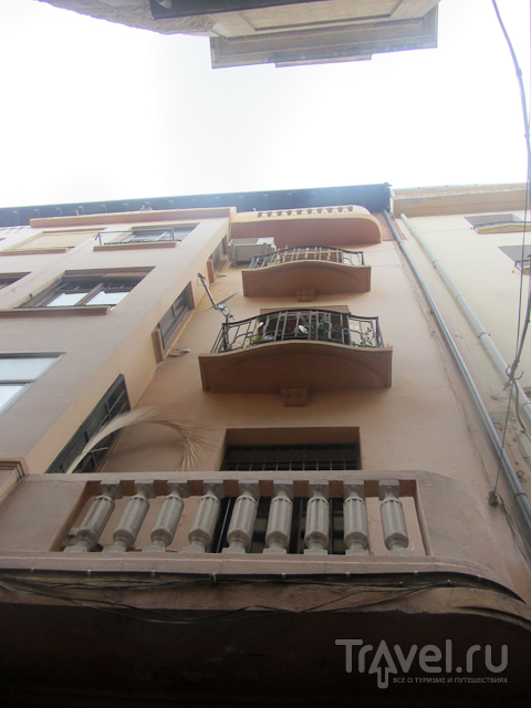 Сарагоса. Разноцветные дома и безлюдные улицы / Испания
