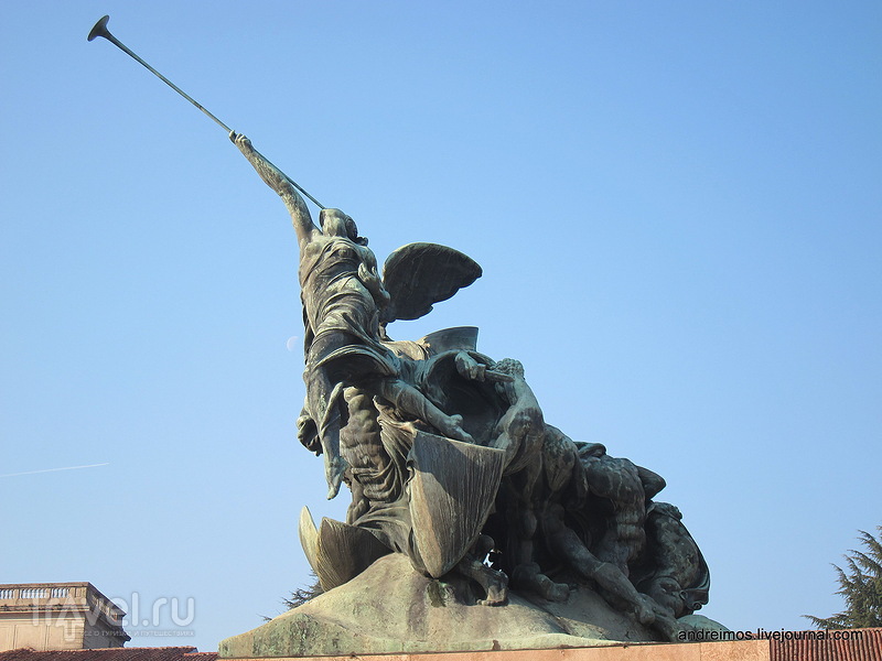 Памятник павшим Монцы (Monumento ai caduti di Monza) в Монце, Италия / Фото из Италии