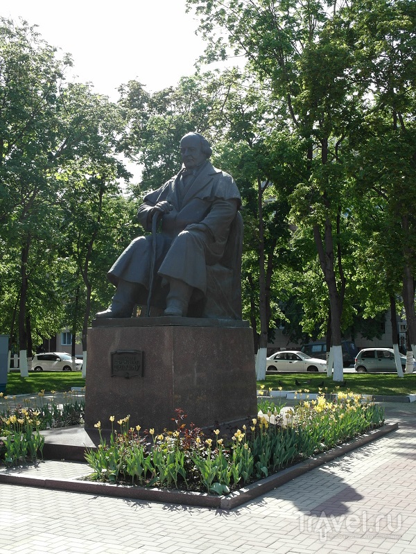 Памятник Михаилу Семёновичу Щепкину в Белгороде, Россия / Фото из России