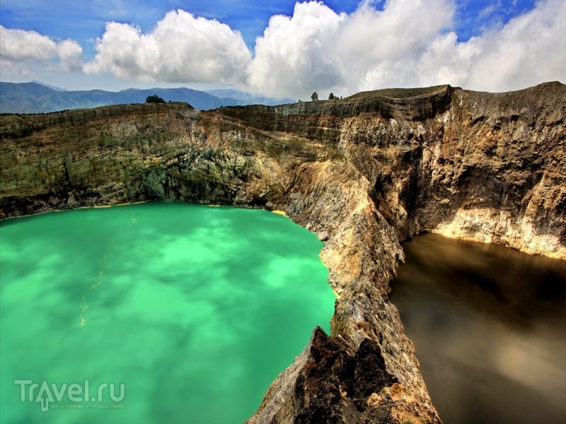 Расположенный на индонезийском острове Флорес вулкан Келимуту / Индонезия