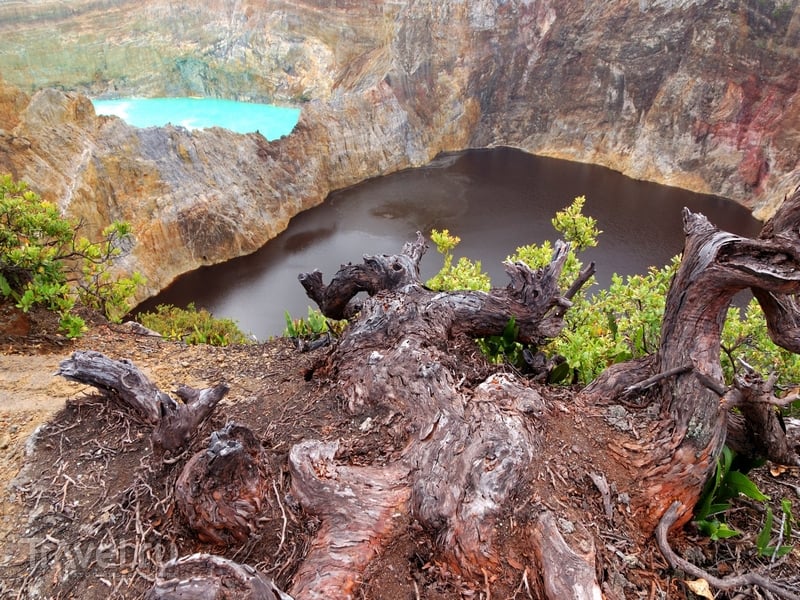 Природные водоёмы вулкана Келимуту изменяют окраску раз в несколько лет, Индонезия / Индонезия