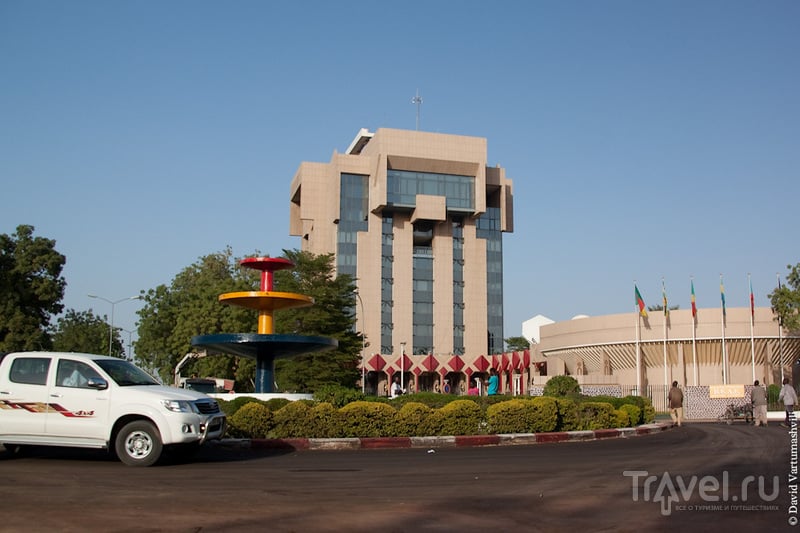 Банк государств Центральной Африки (фр. Banque des États de l'Afrique Centrale, BEAC) в Нджамена, Чад / Фото из Чада