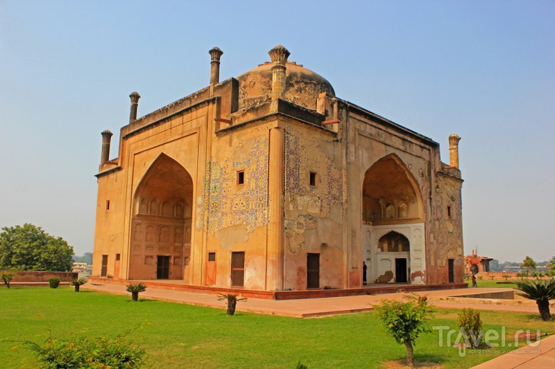 Chini-ka-Rauza - мавзолей Афзал Хана в Агре, Индия / Фото из Индии