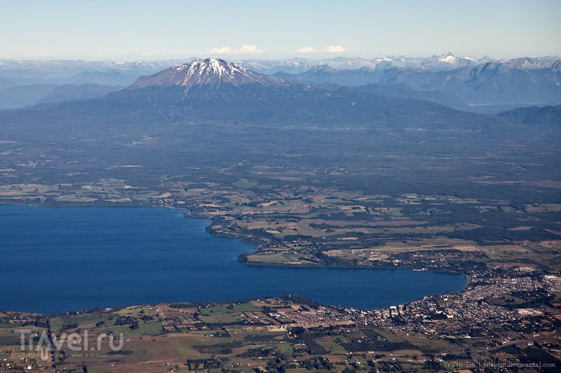 Озеро Льяинкуэ и город Пуэрто-Варас на фоне Анд и вулкана Кальбуко, Чили / Фото из Чили