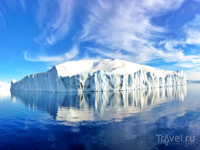 Переливающиеся оттенками синего и молочно-белого айсберги фьорда Илулиссат / Гренландия