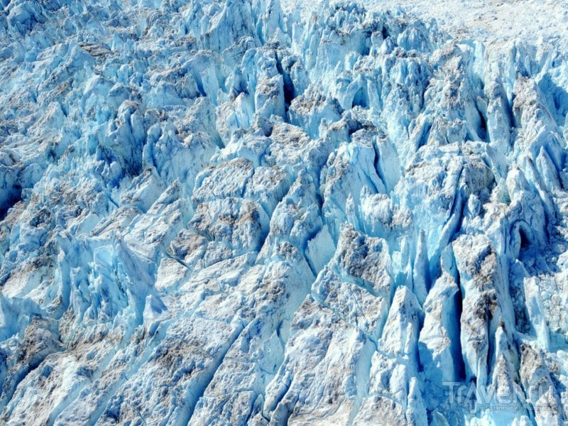 Глыбы снега и льда с ледника Sermeq Kujalleq движутся со скоростью 20 метров в сутки / Гренландия