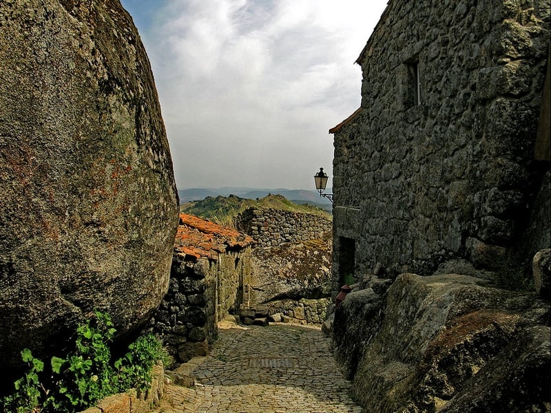С XII по XIX вв. Монсанто являлся территориальным центром исторической провинции Бейра-Байша, Португалия / Португалия