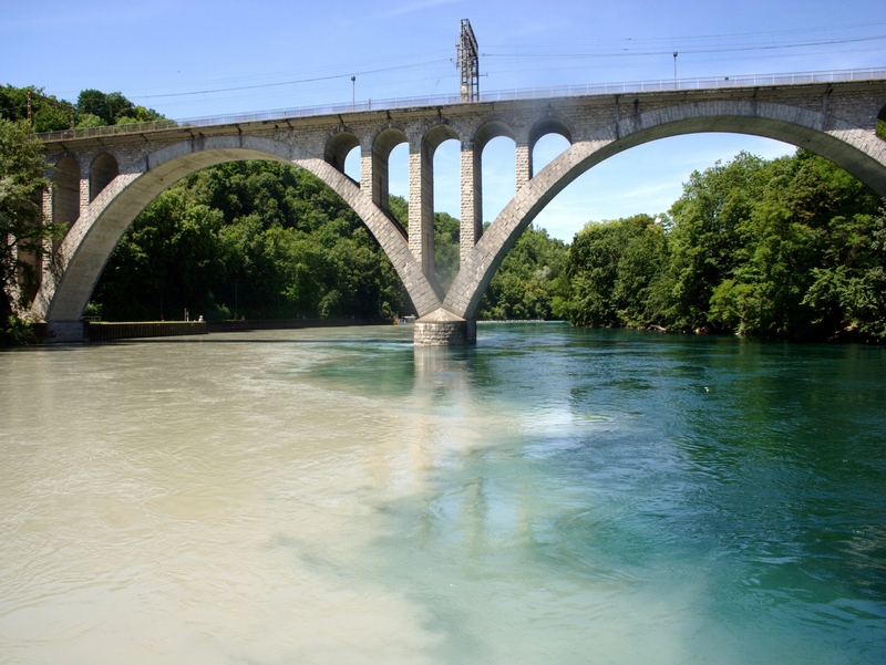 Воды Роны, вытекающей из Женевского озера (Леман), имеют бирюзовый цвет, Швейцария / Швейцария