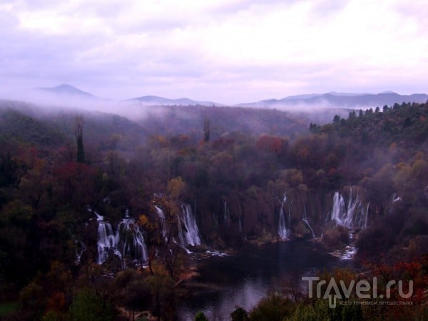 Прекрасный водопад Кравице ранним осенним утром / Босния и Герцеговина