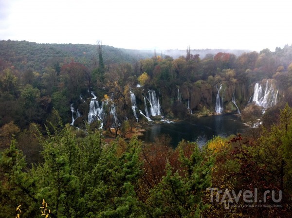 Прекрасный водопад Кравице ранним осенним утром / Босния и Герцеговина
