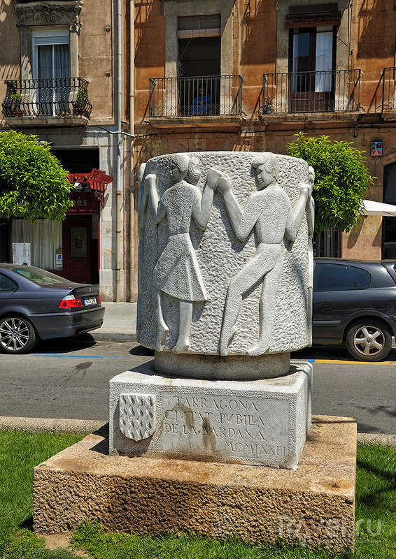 Памятник сардане (Monument a la sardana) в Таррагоне, Испания / Фото из Испании