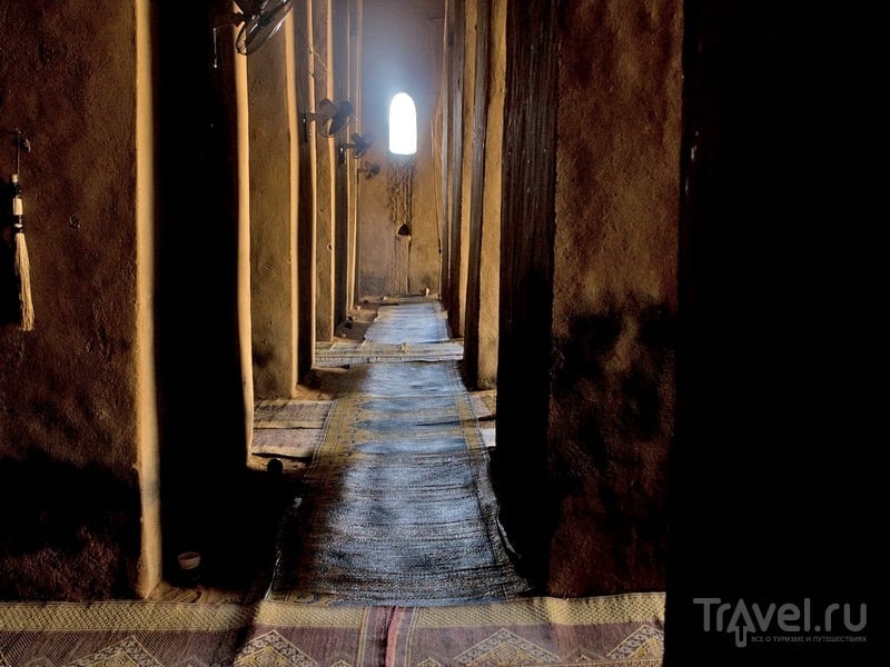 Внутренние помещения Великой мечети Дженне в Мали / Мали