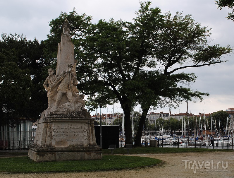 Памятник солдатам и морякам Приморской Шаранты, погибшим за Родину в Ла-Рошеле, Франция / Фото из Франции