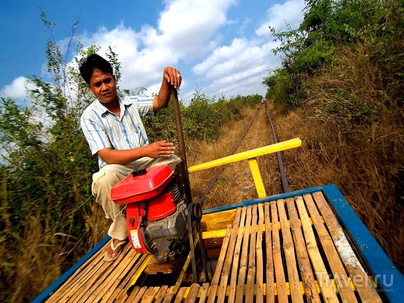 Путешествия на бамбуковых вагонетках напоминают туристический аттракцион / Камбоджа