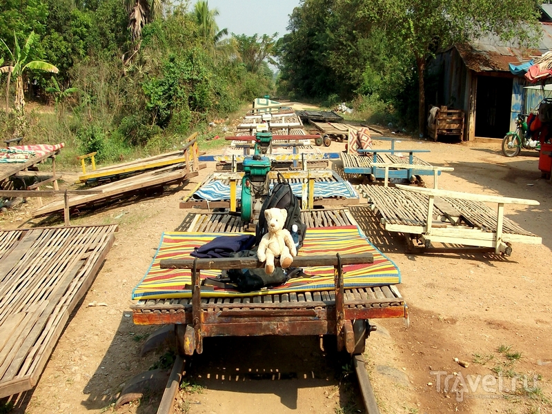 Маршруты бамбуковых вагонеток проложены возле города Баттамбанг, Камбоджа / Камбоджа