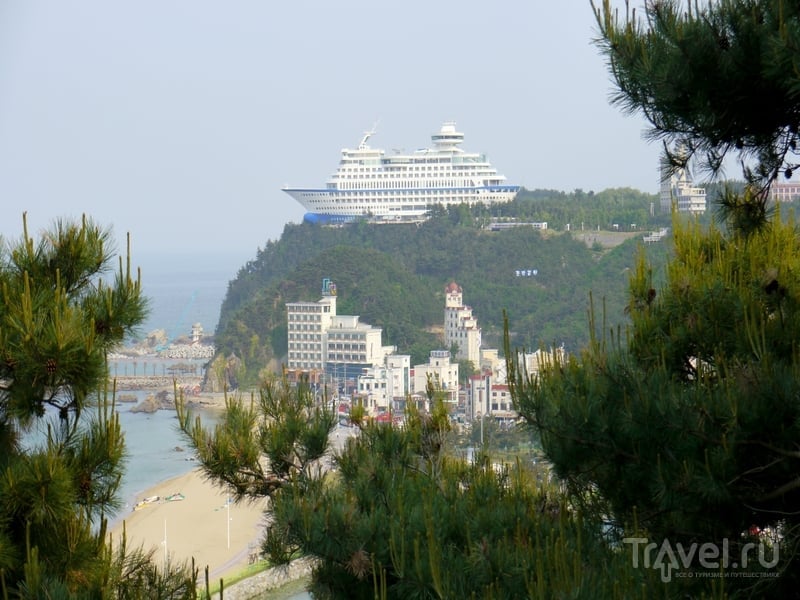 В непогоду постояльцы Sun Cruise Resort могут понаблюдать за бушующим морем прямо с носа корабля / Южная Корея