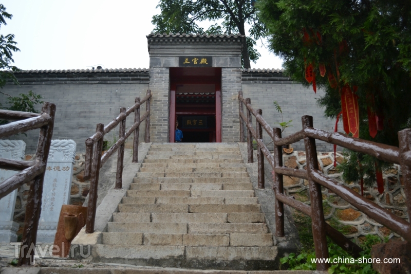 Даосские храмы в горах Яцзышань / Китай