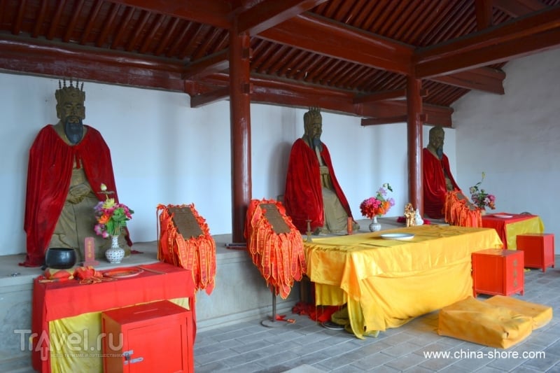 Даосские храмы в горах Яцзышань / Китай