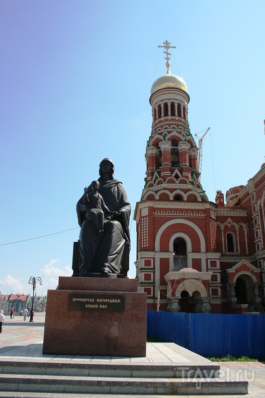 Памятник Богородице  в Йошкар-Оле, Россия / Фото из России