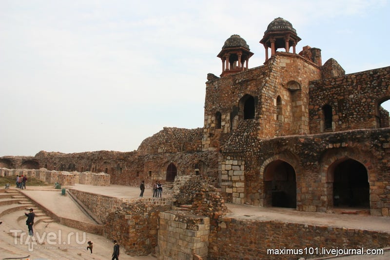 Крепость Пурана Кила - место из эпический сказаний / Индия
