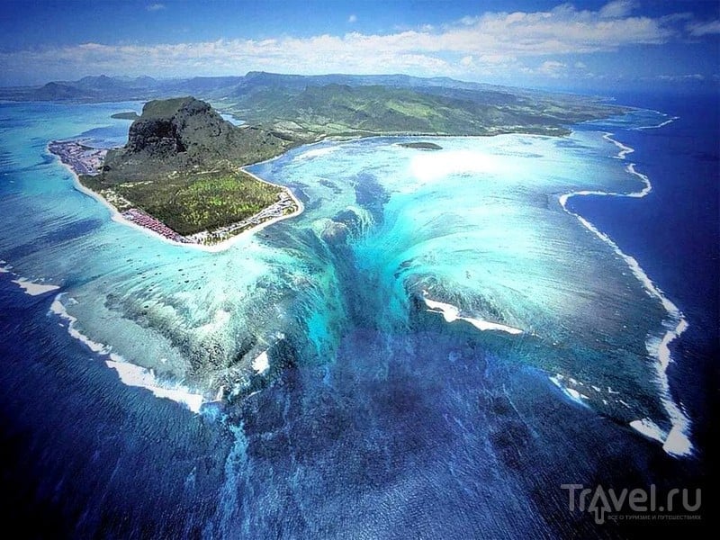 Панораму подводных каскадных водопадов на Маврикии лучше всего наблюдать с высоты птичьего полета / Маврикий