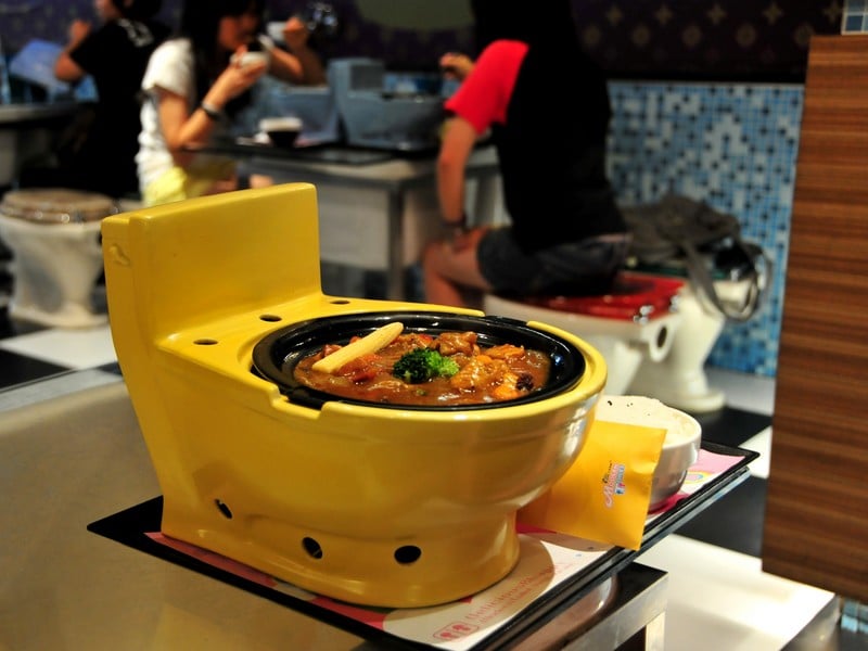 Блюда в Modern Toilet подаются в уменьшенных копиях унитазов, Тайвань / Тайвань