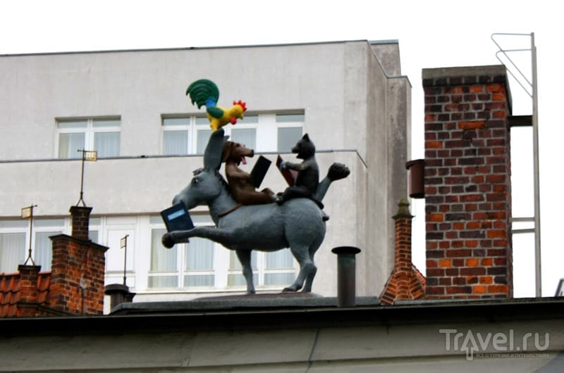Бременские музыканты на крыше, город Бремен, Германия / Фото из Германии