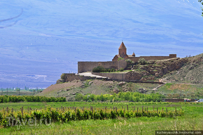 Монастырь Хор Вирап на фоне склона горы Арарат. / Армения
