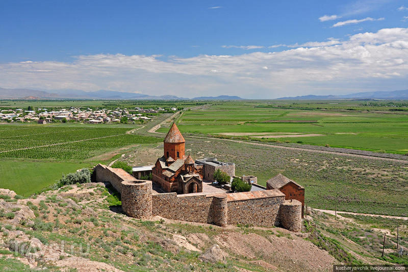 Монастырь Хор Вирап, украшение 85% открыток из Армении, был построен у подножья горы Арарат в 17 веке. Когда Арарат был в составе Армении, отсюда можно было дойти до горы пешком. / Армения