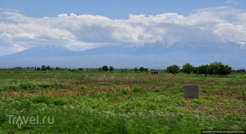 Арарат имеет две вершины: Малый (слева) и Большой Арарат. / Армения