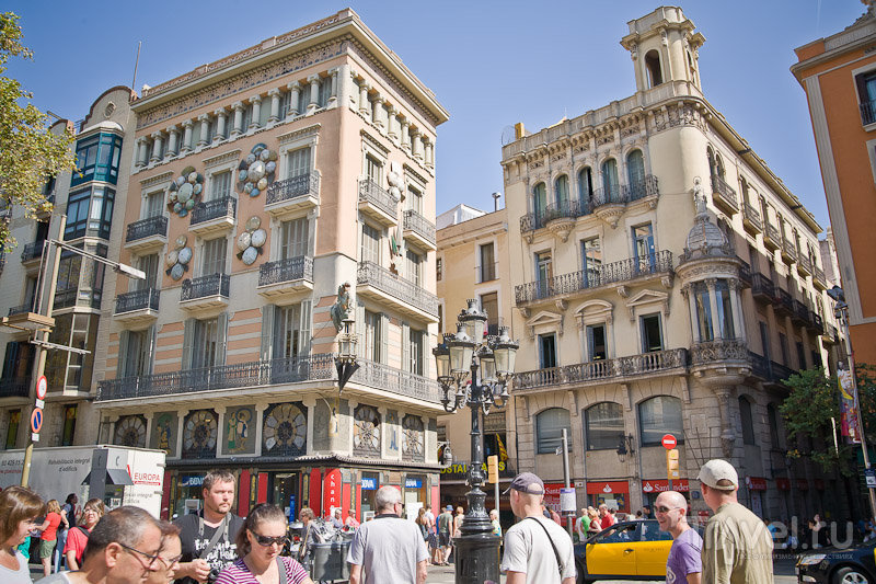 На улице Рамбла в Барселоне, Испания / Фото из Испании