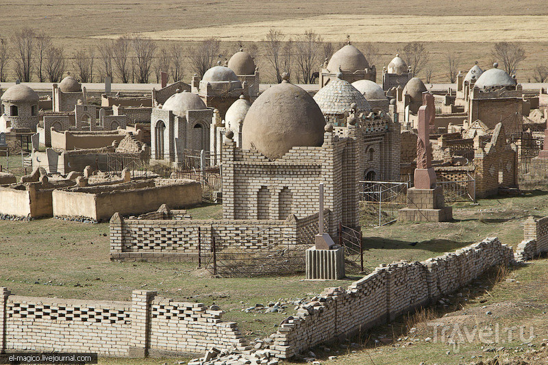 Древние кладбища, люди и знакомство с летучими мышами / Фото из Киргизии