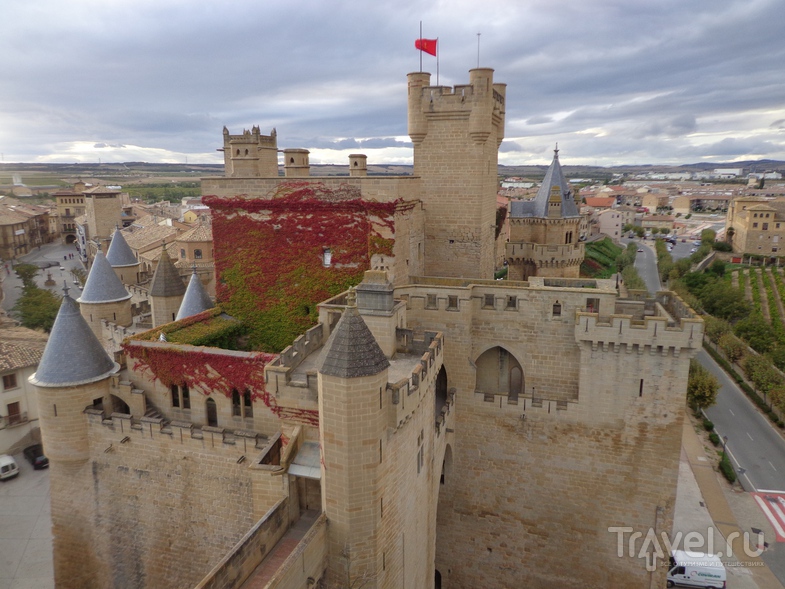 Общий вид замка в Olite.  / Испания