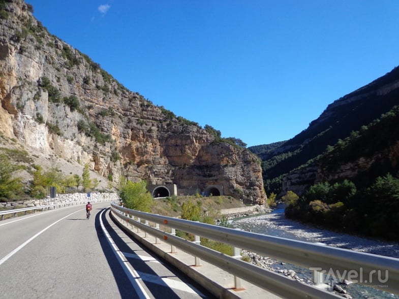 Дорога на Ainsa вдоль реки Ara со старым и новым туннелями. / Испания