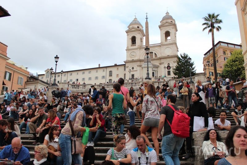 Скопление народа на лестнице "Тринита дей Монти" на Испанской площади / Ватикан
