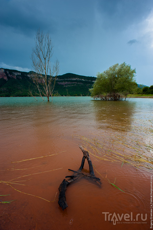 Сказ о затонувшей церкви на озере Сау / Испания