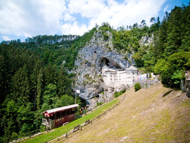 Предямский замок построен в неприступных скальных пещерах на высоте 123 метра / Словения