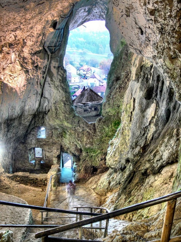 Секретные тоннели внутри Предямского замка в Словении / Словения