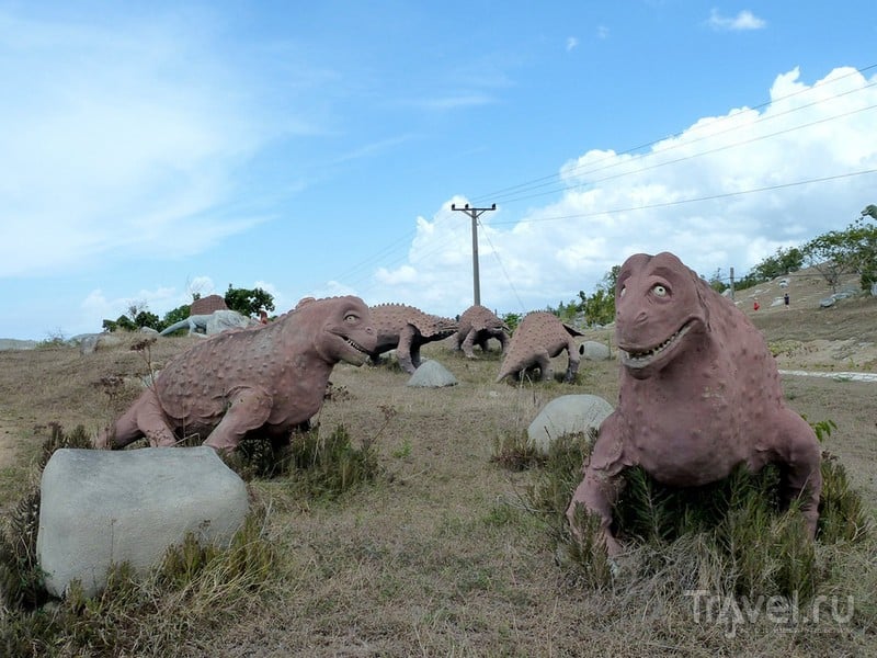 Фигуры тираннозавров, диплодоков и других динозавров в парке Valle de la Prehistoria / Куба