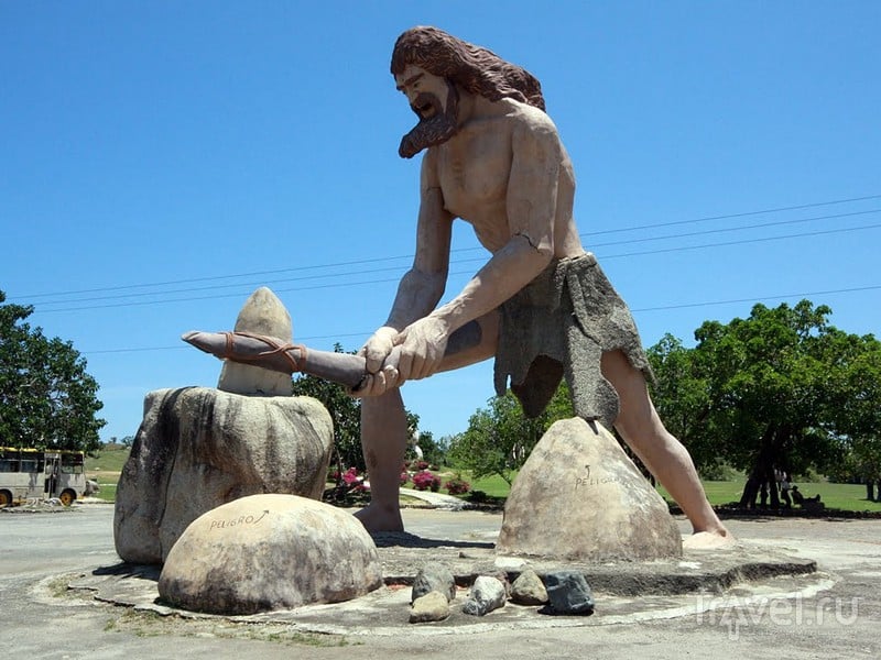 12-метровая фигура кроманьонца у входа в парк Valle de la Prehistoria на Кубе / Куба