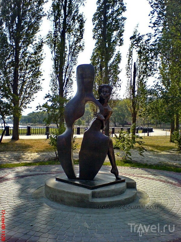 Памятник Роман с контрабасом в Таганроге, Россия / Фото из России