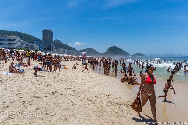 На пляже Копакабана в Рио-де-Жанейро, Бразилия / Фото из Бразилии