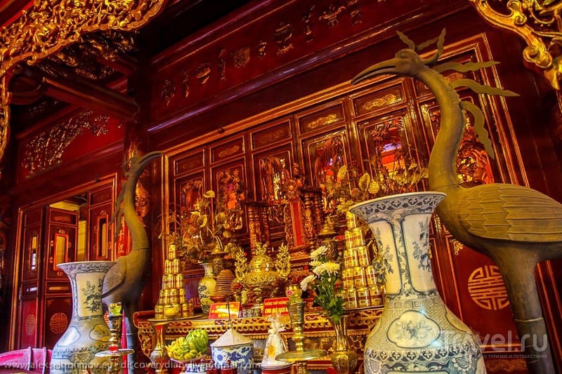 В храме Бак Ма в Ханое, Вьетнам / Фото из Вьетнама