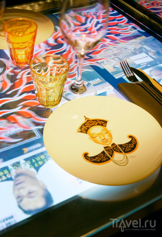 Посуда украшена портретами анонимных соратников мисс Ко / Франция