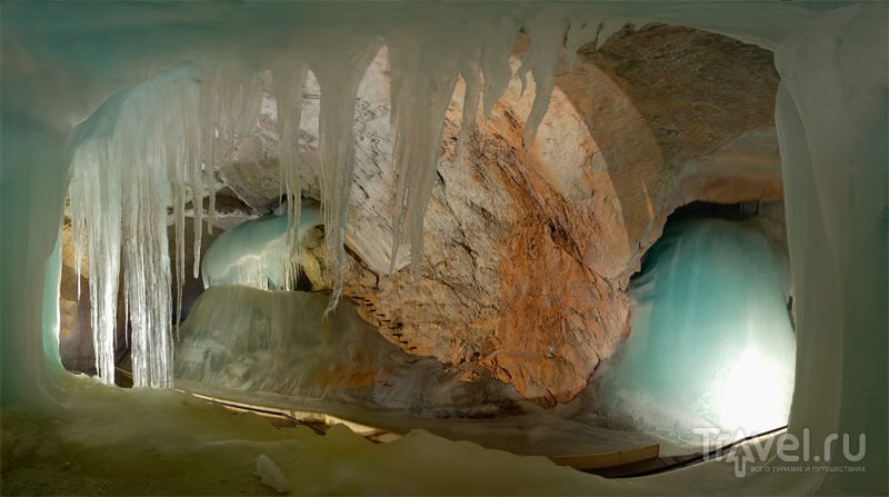 Объем ледяных наростов на стенах и сводах пещеры превышает 30 тысяч кубометров / Австрия