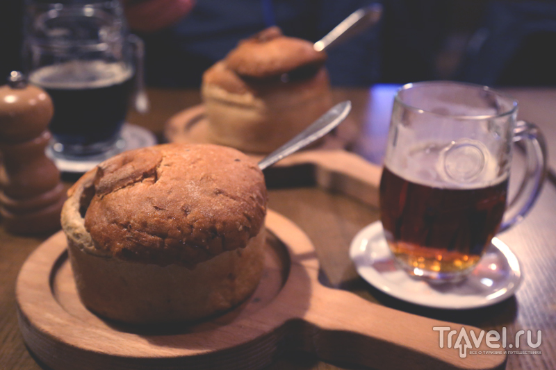 Мясной гуляш в хлебе и темное пиво / Чехия