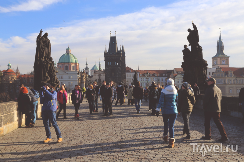 Туристы на Карловом Мосту в Праге, Чехия / Чехия
