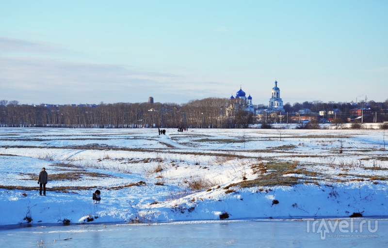 Вид на Боголюбский монастырь со стороны храма Покрова на Нерли / Фото из России