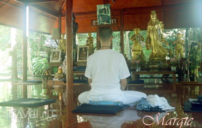 Meditation in Wat Tam Wua, Thailand / 